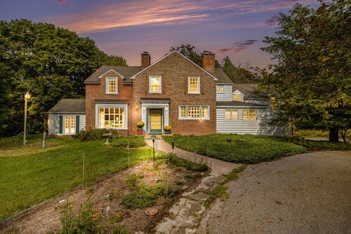 Lake Bluffs Farmhouse