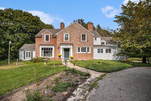 Lake Bluffs Farmhouse