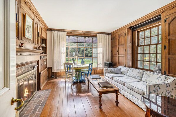 Smart TV - Lake Bluffs Farmhouse (Manistee)