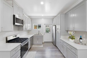 Geladeira, micro-ondas, fogão, cooktop