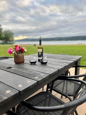 Outdoor dining - Hood Canal Beach Retreat (Belfair)