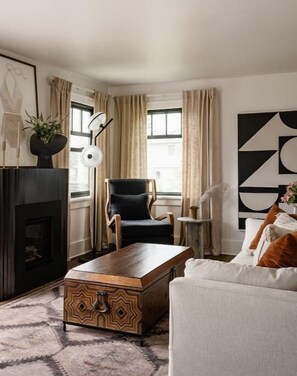 Smart TV, chimenea y libros 