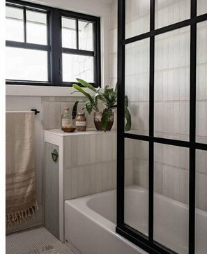 Shower, hair dryer, towels, soap - Hood Canal Beach Retreat (Belfair)