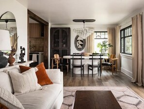 Smart TV, fireplace, books - Hood Canal Beach Retreat (Belfair)