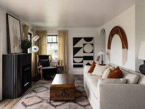 Smart TV, chimenea y libros 