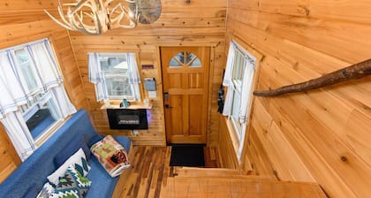 The Cabin - Custom Tiny Home w/ Log Cabin Vibe