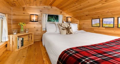 The Cabin - Custom Tiny Home w/ Log Cabin Vibe