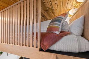 1 bedroom, desk, iron/ironing board, free WiFi - The Finlandia - Custom Tiny Home w/ Finnish Vibe (Portland)