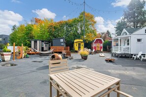 Outdoor dining - The Merlot - Custom Tiny Home w/ Vineyard Vibe (Portland)