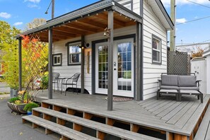 Terrace/patio - The Merlot - Custom Tiny Home w/ Vineyard Vibe (Portland)