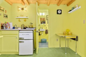 Stovetop, coffee/tea maker, cookware/dishes/utensils, spices - The Rock n Roll - Custom Tiny Home w/ 1950's Vibe (Portland)