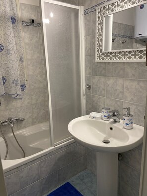 吹风机、坐浴桶、毛巾、肥皂