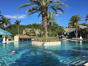 Alberca al aire libre y alberca climatizada
