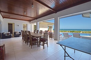 Outdoor dining - Hibiscus Beachfront  FULL SERVICE => 4h/day maid service & 3 meals chef /day (Sint Maarten)