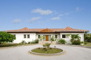 Exterior - Hibiscus Beachfront  FULL SERVICE => 4h/day maid service & 3 meals chef /day (Sint Maarten)