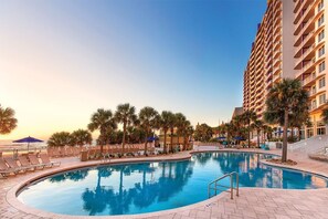 A heated pool - 2 Bedroom Deluxe Condo, Sleeps 8, Kitchen, on Daytona Beach. Wyndham Ocean Walk! (Daytona Beach)