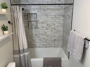 Dusche, Haartrockner, Handtücher, Seife