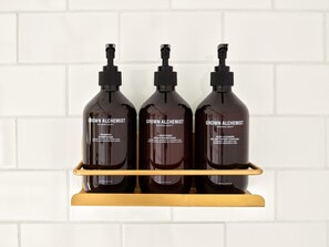 Sèche-cheveux, serviettes fournies, savon, shampoing