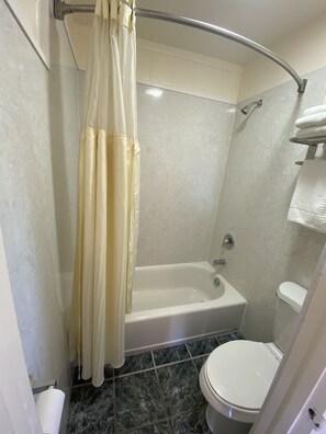 Quarto casal básico | Banheiro