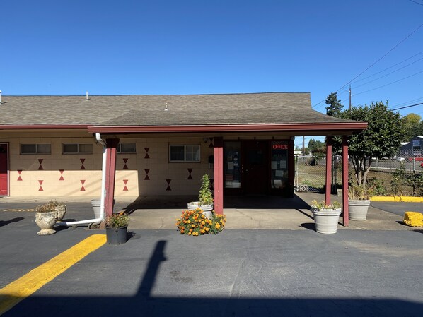 Vista frontal de la propiedad