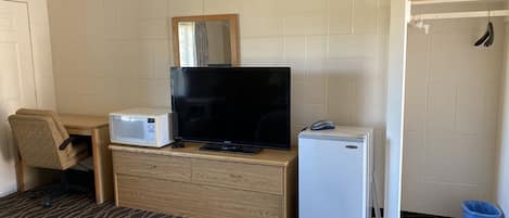 Escritorio, wifi gratis y ropa de cama