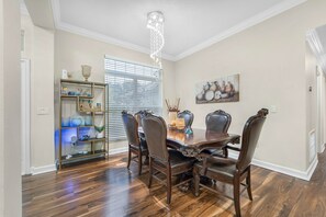 Dining - Resort Style Home 5 min. from shopping and restaurants, 10 min. to local beaches (Port St. Lucie)