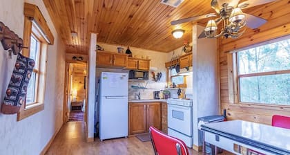Ridgetop Retreat with Mountain View & Hot Tub! Unit 3 BrysonCity! GSMR!