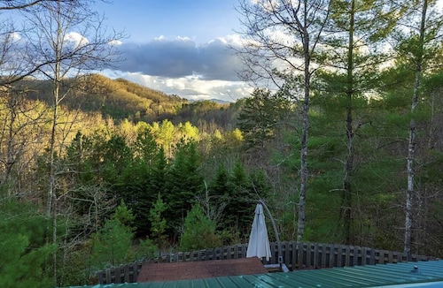 Ridgetop Retreat with Mountain View & Hot Tub! Unit 3 BrysonCity! GSMR!