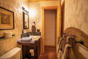 Haartrockner, Handtücher, Toilettenpapier