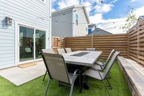 Outdoor dining - DT Oasis ~ Great Amenities, WFH Set-up, Outdoor Dining, Tennis & Pickleball (Wilmington)