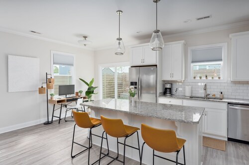 DT Oasis ~ Great Amenities, WFH Set-up, Outdoor Dining, Tennis & Pickleball