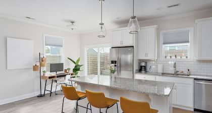 DT Oasis ~ Great Amenities, WFH Set-up, Outdoor Dining, Tennis & Pickleball