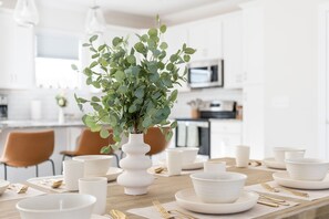 Dining - DT Oasis ~ Great Amenities, WFH Set-up, Outdoor Dining, Tennis & Pickleball (Wilmington)