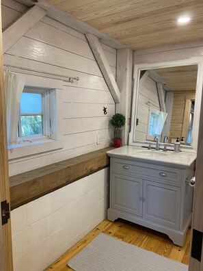 Shower, hair dryer, towels, soap - Beautiful Studio on inter coastal  (Daufuskie Island)
