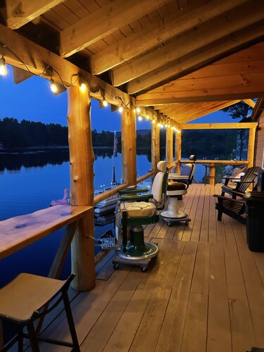 Adirondack lakeside 4 season home on Lake Algonquin with new hot tub