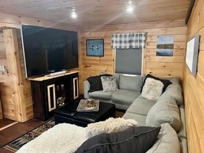 TV connectée, cheminée, écrans d'ordinateur