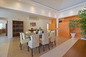 Dining - Jasmine Beachfront  FULL SERVICE => 4h/day maid service & 3 meals chef /day (Sint Maarten)