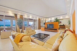 TV - Jasmine Beachfront  FULL SERVICE => 4h/day maid service & 3 meals chef /day (Sint Maarten)