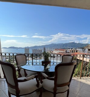 Outdoor dining - Escape to Paradise: Stunning Acapulco Retreat on VRBO Awaits Your Arrival (Acapulco)