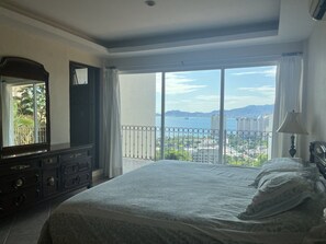 6 bedrooms, iron/ironing board, WiFi, bed sheets - Escape to Paradise: Stunning Acapulco Retreat on VRBO Awaits Your Arrival (Acapulco)