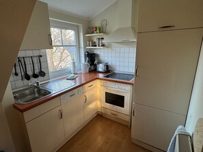 Fridge, oven, stovetop, dishwasher - Ferienwohnung F4 - 1-zi-wohnung im Dachgeschoss mit Wlan (Graal-Müritz)