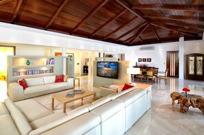 Smart TV - Orchid Beachfront  FULL SERVICE => 4h/day maid service & 3 meals chef /day (Sint Maarten)