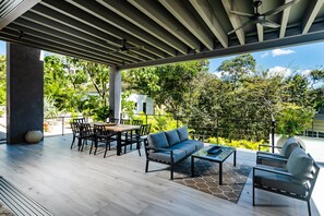 Outdoor dining - CASA LA VILLETTA - Stylish Villa with Jungle Views
 (ostional)