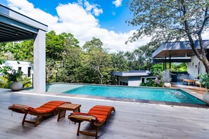 Outdoor pool, pool loungers - CASA LA VILLETTA - Stylish Villa with Jungle Views
 (ostional)