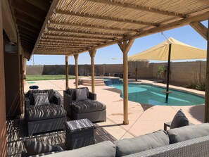 Outdoor pool - Backyard Escape with no cleaning fee or extra fees (Yuma)