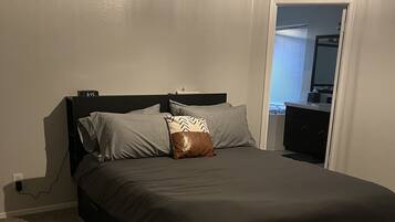 4 bedrooms, iron/ironing board, internet, bed sheets