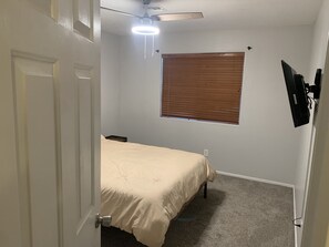 4 bedrooms, iron/ironing board, internet, bed sheets - Backyard Escape with no cleaning fee or extra fees (Yuma)