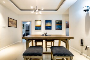 Dining - Stylish & Cozy ~ 5 min to Center ~ Backyard ~ Pool (Ocho Rios)