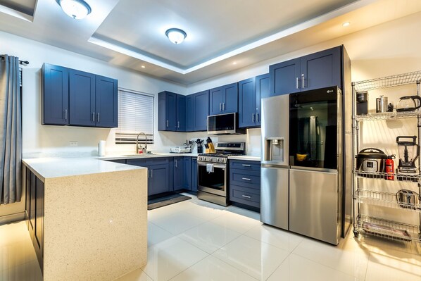 Refrigerador, microondas, horno y parrilla de estufa