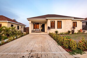 Exterior - Stylish & Cozy ~ 5 min to Center ~ Backyard ~ Pool (Ocho Rios)